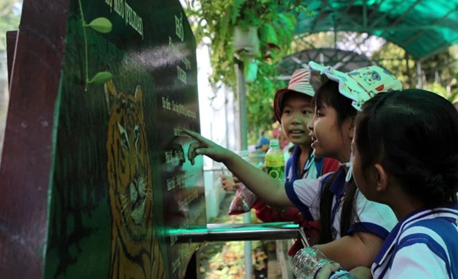 Khu vực nuôi hổ Đông Dương bằng chuồng kính luôn thu hút du khách tham quan, đặc biệt là các em học sinh