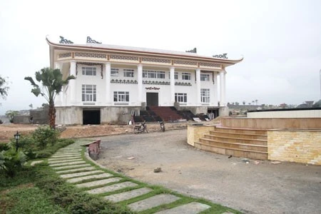 Khu nhà đa năng và nhiều công trình khác như đài phun nước, chùa... cũng được xây dựng nhằm phục vụ quan khách đến thăm quan, thăm viếng người đã khuất.