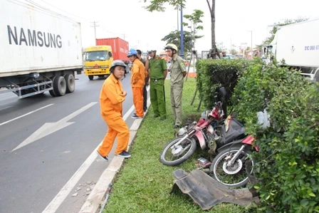 Hiện trường vụ TNGT nghiêm trọng làm 2 công nha 6 chăm sóc cây xanh trọng thương.