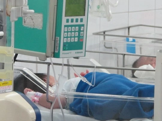 Bé bú được, da dẻ hồng hào và cân nặng 2,9 kg.