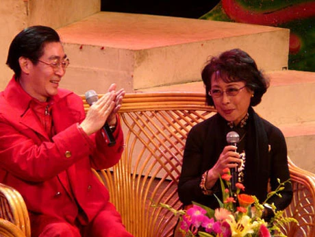 Lục Tiểu Linh Đồng giao lưu trong chuyến thăm Việt Nam năm 2010