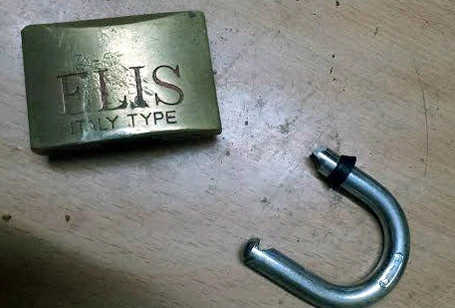 Ổ khóa bị phá tung.