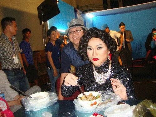 "Người đẹp" Đại Nghĩa để nguyên lớp hóa trang khi tranh thủ ăn tô mỳ ở phía hậu trường.