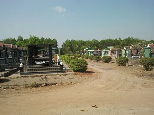 Người dân thị xã Đồng Xoài, tỉnh Bình Phước không còn được quyền chọn lựa đơn vị xây mộ cho thân nhân qua đời.