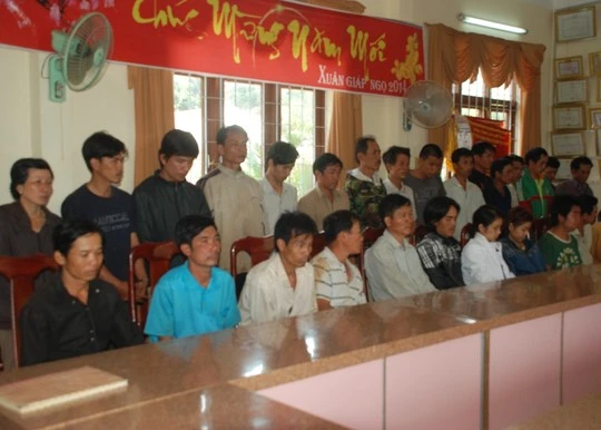 Phá trường gà, hơn 30 người bị bắt, 'biện gà' bỏ trốn