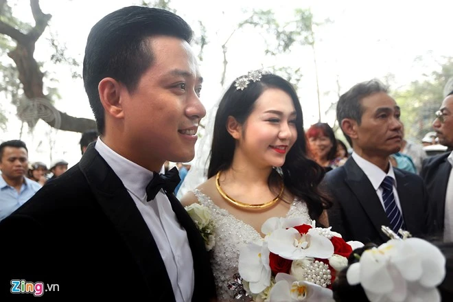 Hot girl Hà thành - Hương Baby - rạng rỡ bên chú rể Tuấn Hưng trong lễ rước dâu. 