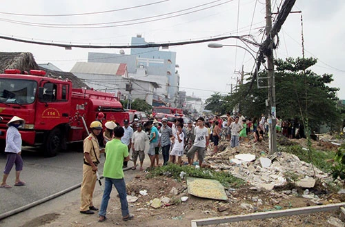 Hàng trăm xe bị thiêu rụi tại bãi giữ xe ảnh 1