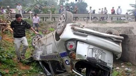 Chiếc xe taxi bị lao khỏi mặt đường