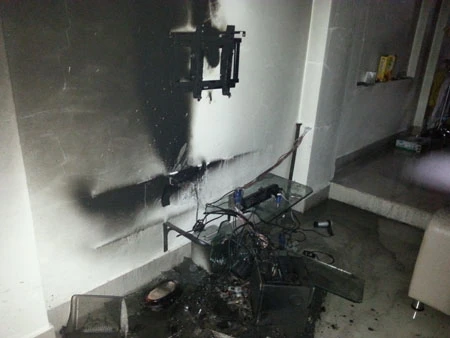 Chiếc ti vi màn hình phẳng treo tường vỡ vụn sau vụ cháy