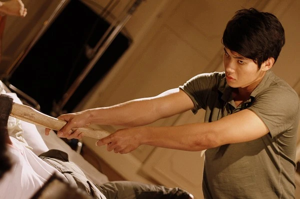 Á vương 3 tại cuộc thi Manhunt International từng phát biểu anh không muốn tạo scandal để nổi tiếng nhưng ngay từ thời điểm mới nổi, người mẫu 9x đã vấp vào scandal lớn. Năm 2012, Trương Nam Thành chạm ngõ điện ảnh qua bộ phim Bẫy cấp 3 nhưng sau đó bị cấm chiếu, trên báo chí, nam người mẫu đã có những phát biểu bị coi là vô ơn với nhà sản xuất phim cũng như tạo scandal đánh bóng tên tuổi. “Bộ phim không được chiếu có khi lại là điều may. Tôi đang xây dựng cho mình hình ảnh một thanh niên chững chạc, không scandal nhưng nếu phim ra, có thể vai diễn sẽ làm ảnh hưởng tới cách nhìn nhận của mọi người” - Trương Nam Thành nói. Hứng chịu chỉ trích của dư luận, Á vương 3 sau đó đã phải xin lỗi ê kip làm phim và khán giả.