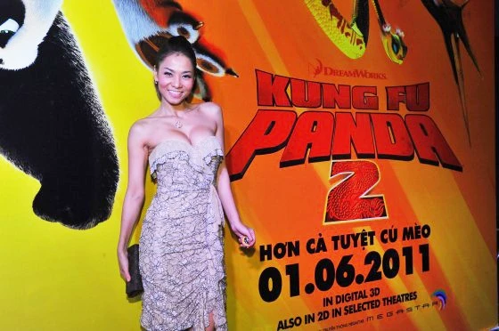 Thu Minh diện váy cocktail cúp ngực tới dự buổi công chiếu bộ phim hoạt hình Kungfu Panda 2. Vòng 1 cỡ khủng của nữ ca sĩ không phù hợp với không khí ra mắt của bộ phim dành cho khán giả nhí và gia đình.