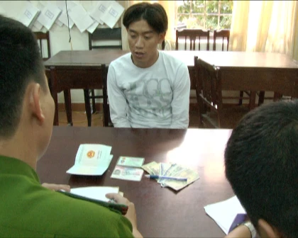 Nghĩ bị nhìn đểu, đánh người vô cớ còn cướp tài sản