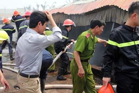 Lực lượng PCCC Công an Hà Tĩnh nỗ lực khống chế đám cháy