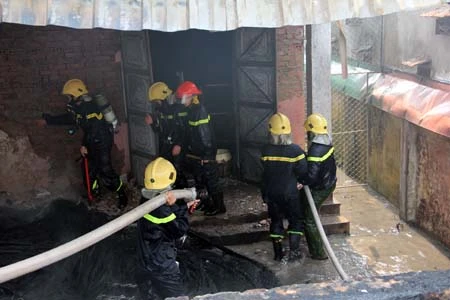 Hiện Công tác khống chế ngọn lửa đang được tiếp tục.