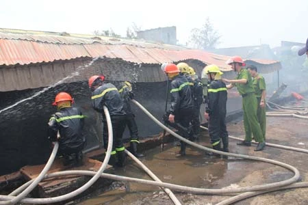 Toàn bộ khu vực khói và mùi hắc bốc lên nồng nặc
