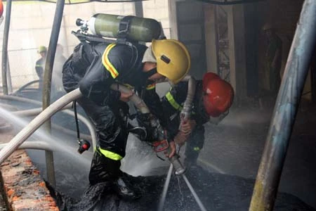 Toàn bộ ống nhựa&nbsp;để bên ngoài kho vật tư bị ngọn lửa thiêu trụi hoàn toàn.&nbsp;