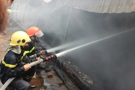 Lực lượng PCCC Công an Hà Tĩnh nỗ lực khống chế đám cháy