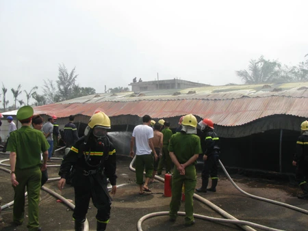 Ngọn lửa bốc cháy tại kho chứa vật liệu là các ống nhựa (Ảnh: Dư Lý Trí)