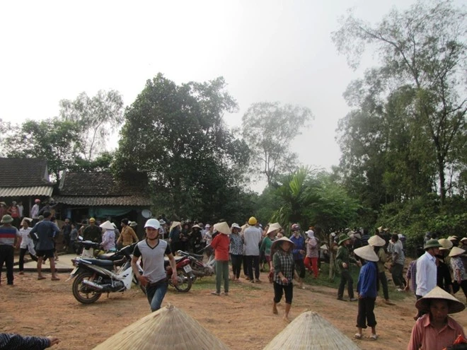 Rất đông người dân tập trung vây đánh 4 công an làm nhiệm vụ.