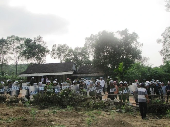 Cảnh sát cơ động được điều đến để giải vây cho 4 cán bộ công an.