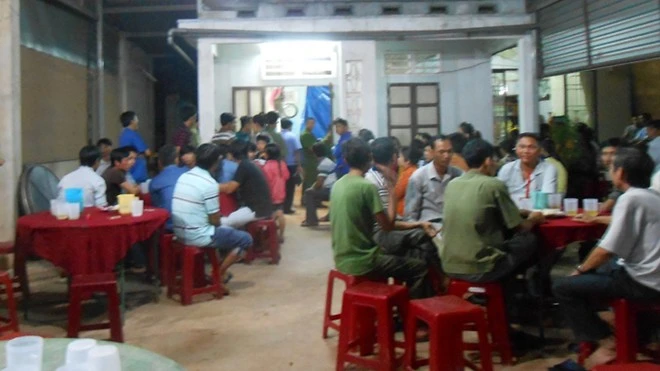 Đông đảo người thân đến chia buồn cùng gia đình anh Nhân.