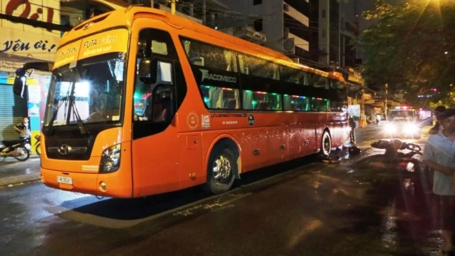 Vụ tai nạn xảy ra lúc 22h ngày 11/4 trên đường Phạm Viết Chánh, đoạn gần giao lộ với đường Cống Quỳnh, phường Nguyễn Cư Trinh, quận 1, TP.HCM.