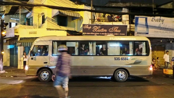 Tuy nhiên, theo một số người khác thì nguyên nhân vụ việc là do trong lúc ông C điều khiển xe, phần hàng chở phía sau bị nghiêng nên ông đã dùng một tay luồn ra phía sau để chỉnh lại khiến ông lạc tay lái ngã xuống đường và bị xe khách cán tử vong. Tài xế xe khách đã rời xe. Những hành khách trên xe sau đó được đưa về trạm bằng xe trung chuyển của hãng Phương Trang.