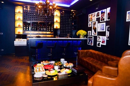 Biệt thự gồm 3 tầng được xây dựng với thiết kế hiện đại, thoáng đãng và được trang bị nội thất cao cấp. Trước đó, vợ chồng cô Dần sống trong căn penthouse có giá lên đến 1 triệu USD theo mức giá vào thời điểm năm 2011.