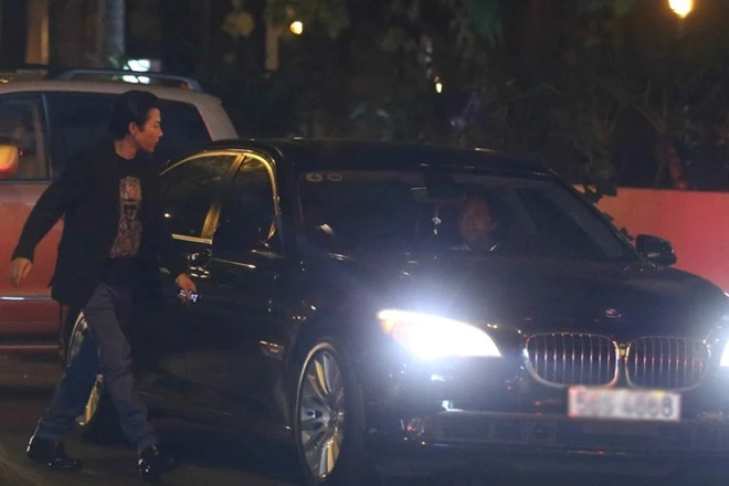 Về ô tô, vợ chồng Trương Ngọc Ánh có 2 chiếc xế là BMW màu đen và Audi Q7 màu trắng có giá gần 4 tỷ đồng mới tậu được gần 2 năm nay. 