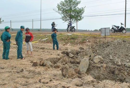 Người dân hiếu kỳ đến xem quả bom trăm kg.