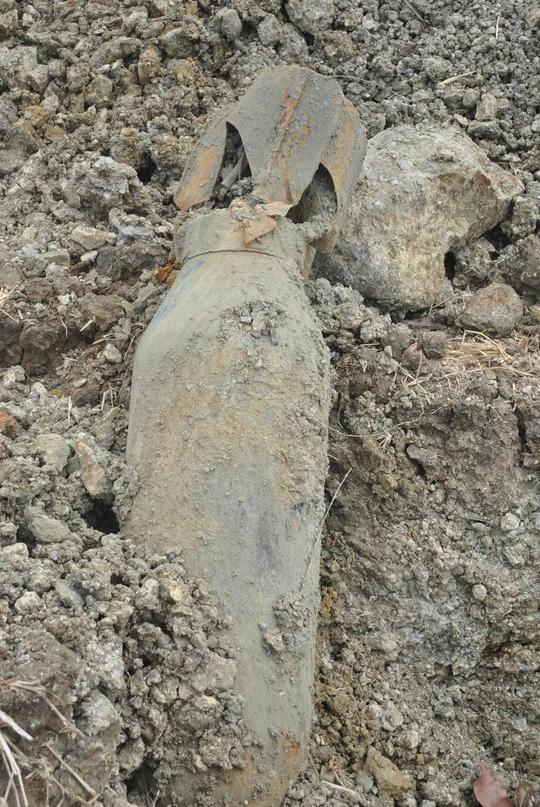 Quả bom dài khoảng 1,2 m, đường kính chừng 30 cm.