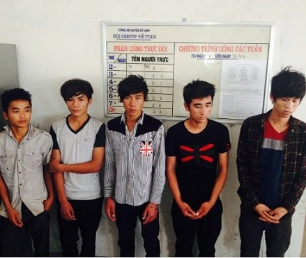 5 đối tượng trong nhóm cướp tại cơ quan điều tra. Ảnh đời sống pháp luật