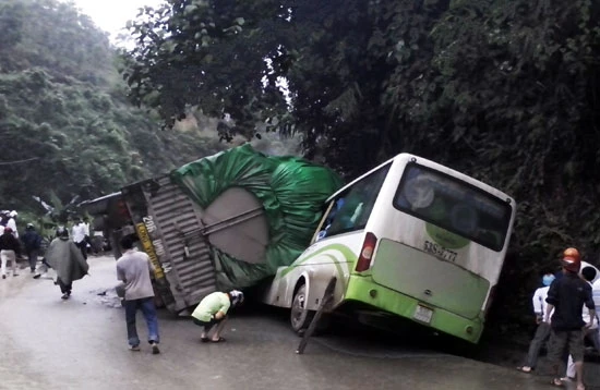 Hai người chết trong vụ xe tải chở gạo đè bẹp xe khách