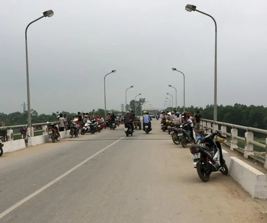 Nhiều người dân hiếu kỳ tập trung tại cầu Đô Lương, nơi nghi anh Đ. tự vẫn. (ảnh Phạm Hòa)
