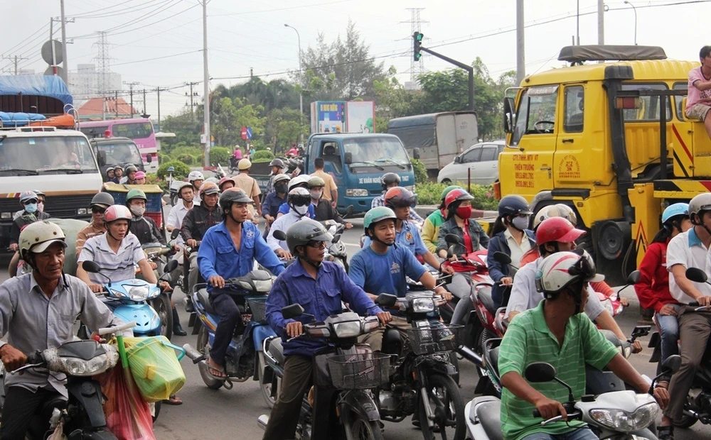 Xe chở gạch men làm "loạn", quốc lộ ùn tắc kéo dài ảnh 2