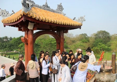 Thành tâm trước các liệt sĩ đã ngã xuống