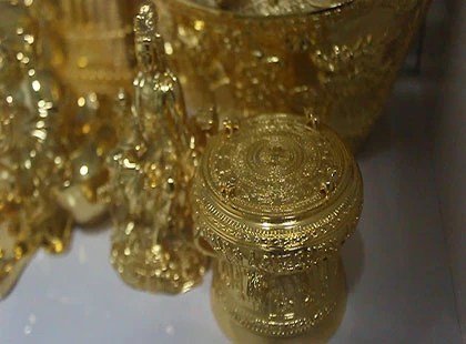 Một số vật dụng sinh hoạt đang được công ty ông Nguyên mạ vàng