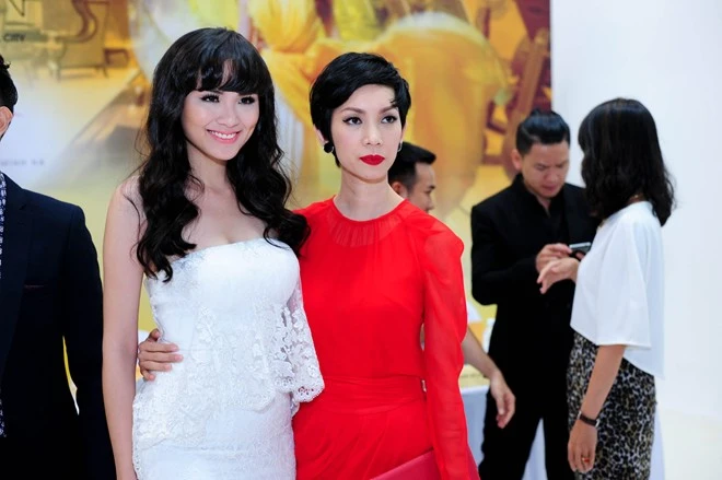 Diễm Hương chụp ảnh cùng Xuân Lan. Nhập mô tả cho ảnh