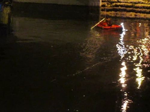 Lực lượng cứu hộ tìm kiếm xác hai nạn nhân