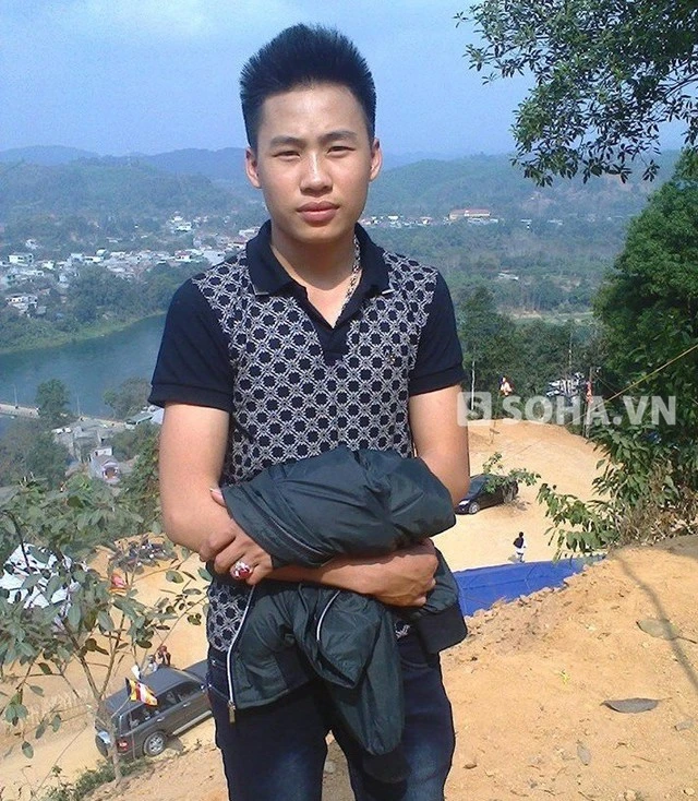 Người đánh vật với con trăn khổng lồ.