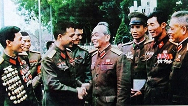 Đại tướng Võ Nguyên Giáp gặp ông Hoàng Đăng Vinh (thứ 2 từ trái sang) tại Đại hội Đảng toàn quốc lần thứ IV. Đại tướng Võ Nguyên Giáp gặp ông Hoàng Đăng Vinh (thứ 2 từ trái sang) tại Đại hội Đảng toàn quốc lần thứ IV.