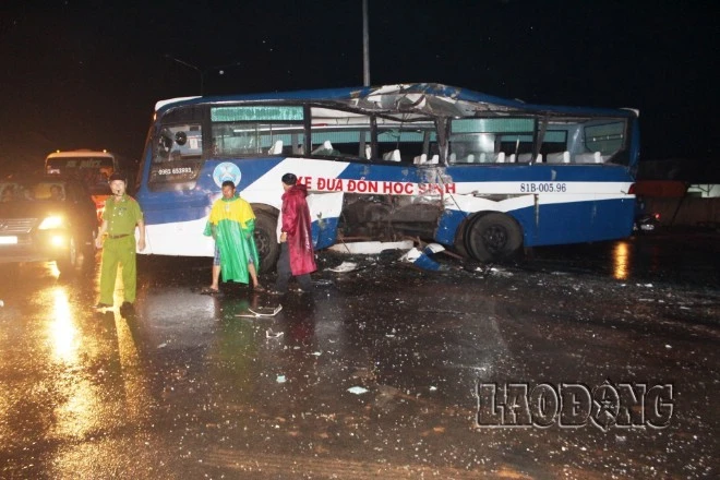 Thân xe khách đưa đón học sinh bị hư hỏng nặng, méo mó sau khi bị đâm trực diện. 