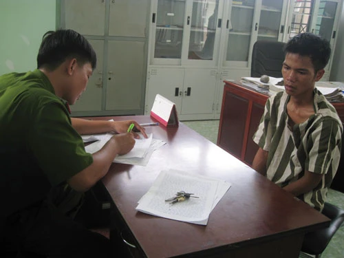 Đối tượng Diệp Tuấn Vũ tại cơ quan điều tra. Ảnh: L.V.C