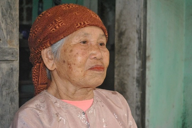 Bà Phạm Thị Cúc (82 tuổi) là người bạn cùng chăn trâu cắt cỏ với liệt sĩ Tô Vĩnh Diện. “Ông ấy là một người hiền lành, thân hình nhỏ nhắn nhưng chạy rất nhanh, hay cười”, bà Cúc kể về anh hùng Tô Vĩnh Diện.