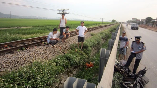 Chiếc xe máy bắn ra xa 100 mét và vị trí đường dân sinh xảy ra tai nạn.