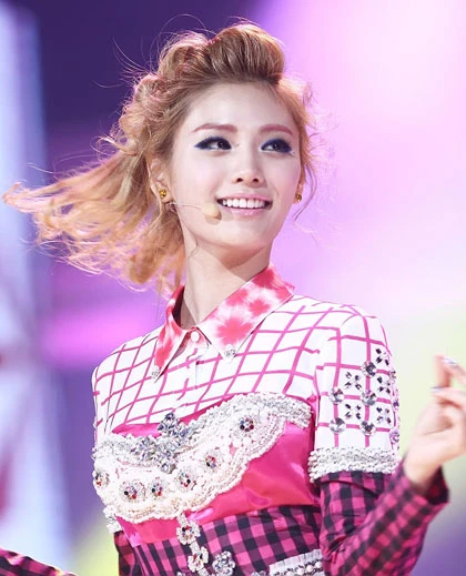 Nana rạng ngời trên sân khấu. na11-8780-1399631428.jpg