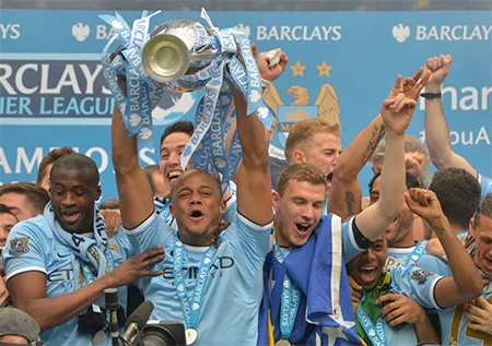 Niềm hạnh phúc của Kompany và các đồng đội trong lần thứ 2 được nâng cao chiếc cúp vô địch