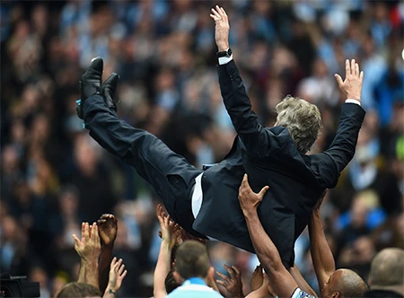 Các cầu thủ Man City tung hô Pellegrini trước khi bước lên bục nhận HC