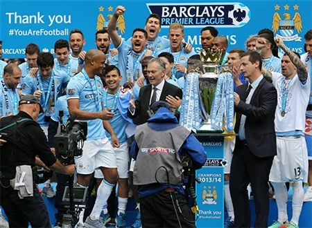 Chiếc cúp ở thời điểm sắp sửa được trao cho Man City