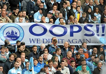 Chiếc cúp ở thời điểm sắp sửa được trao cho Man City